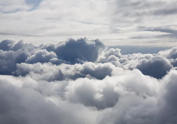 Les grêlons se forment à partir des gouttes d’eau contenues dans les nuages