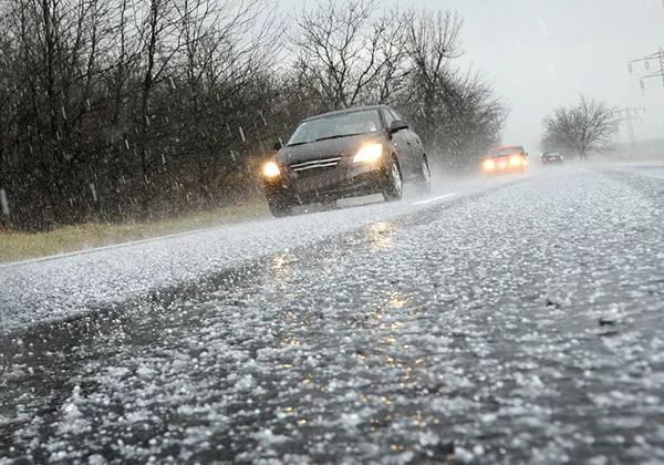 Si vous êtes en voiture pendant une averse de grêle